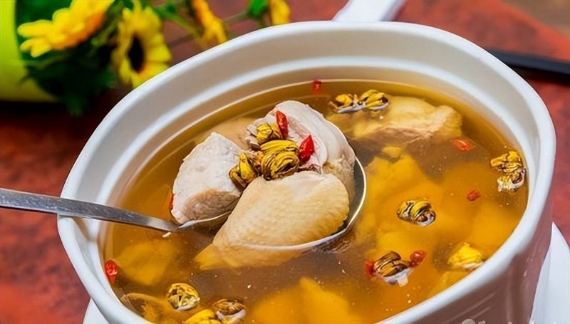 霍山县位于安徽省中部，这里不仅有秀丽的自然风光，还有丰富的美食文化。今天就让我们一起走进霍山，探索这里的特色菜肴吧！